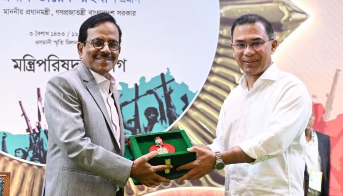 ‘স্বাধীনতা পুরস্কার’ দর্শকদের উৎসর্গ করলেন হানিফ সংকেত